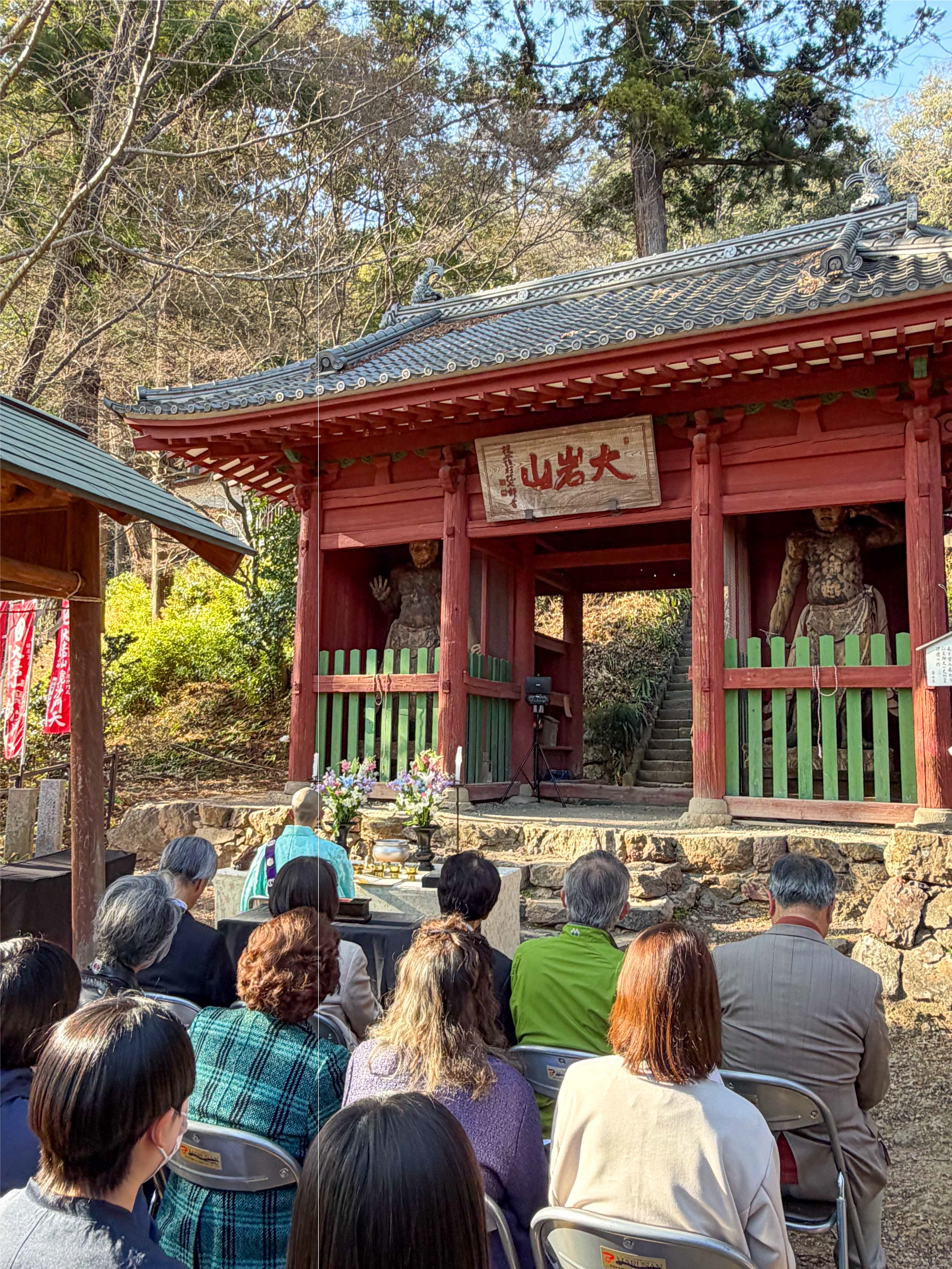 大岩山毘沙門天の金剛力士像の開眼法要の様子