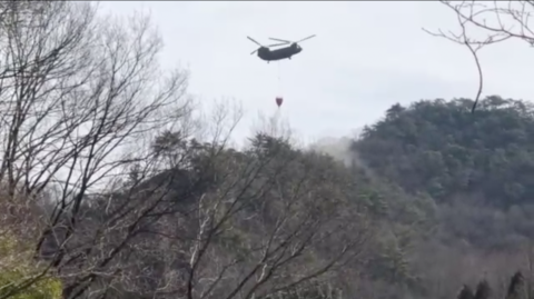 大岩山毘沙門天本坊から見た自衛隊のヘリコプターによる消火活動
