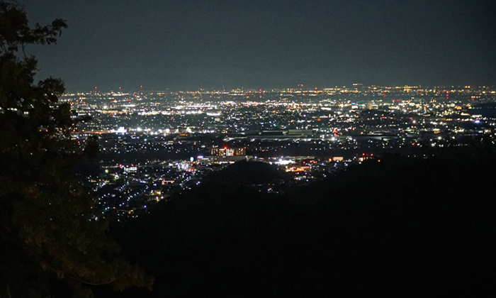 大岩山毘沙門天本堂前の富士見台の夜景