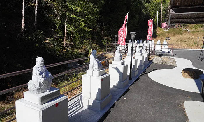 女坂公園の駐車場の西側の五百羅漢