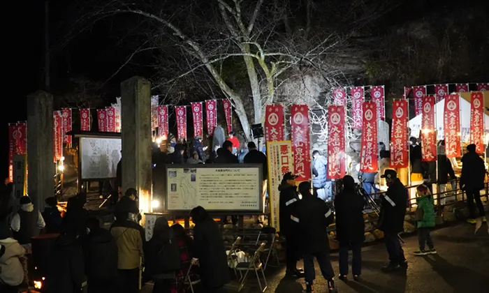 大岩山毘沙門天の入口の寺標・石門柱付近