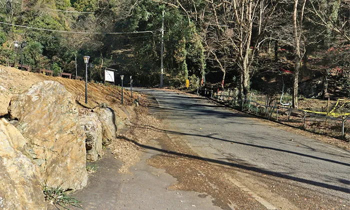 大岩山毘沙門天 女坂公園付近道路のVRツアー