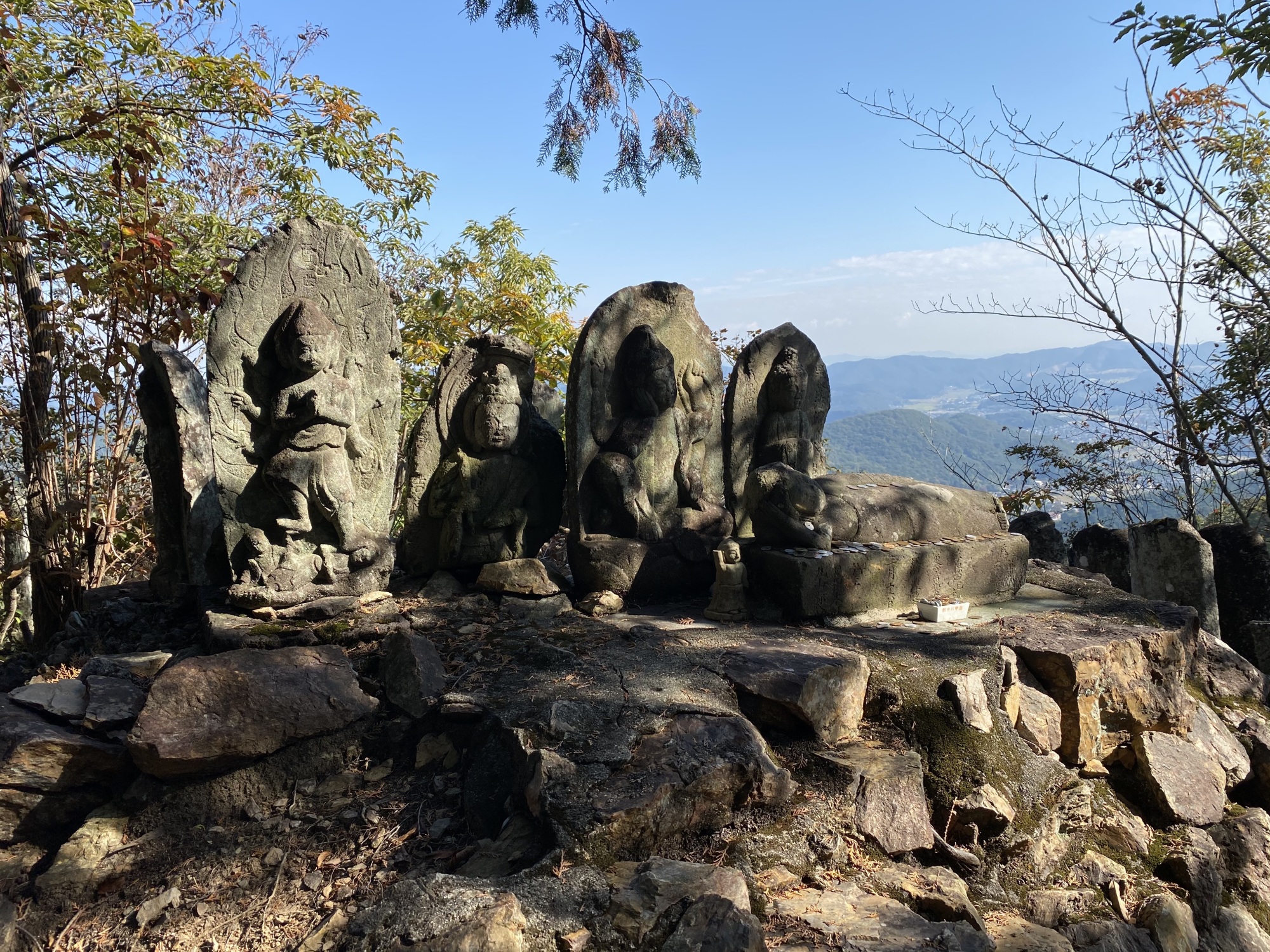 行道山の行基菩薩分身入定地の寝釈迦