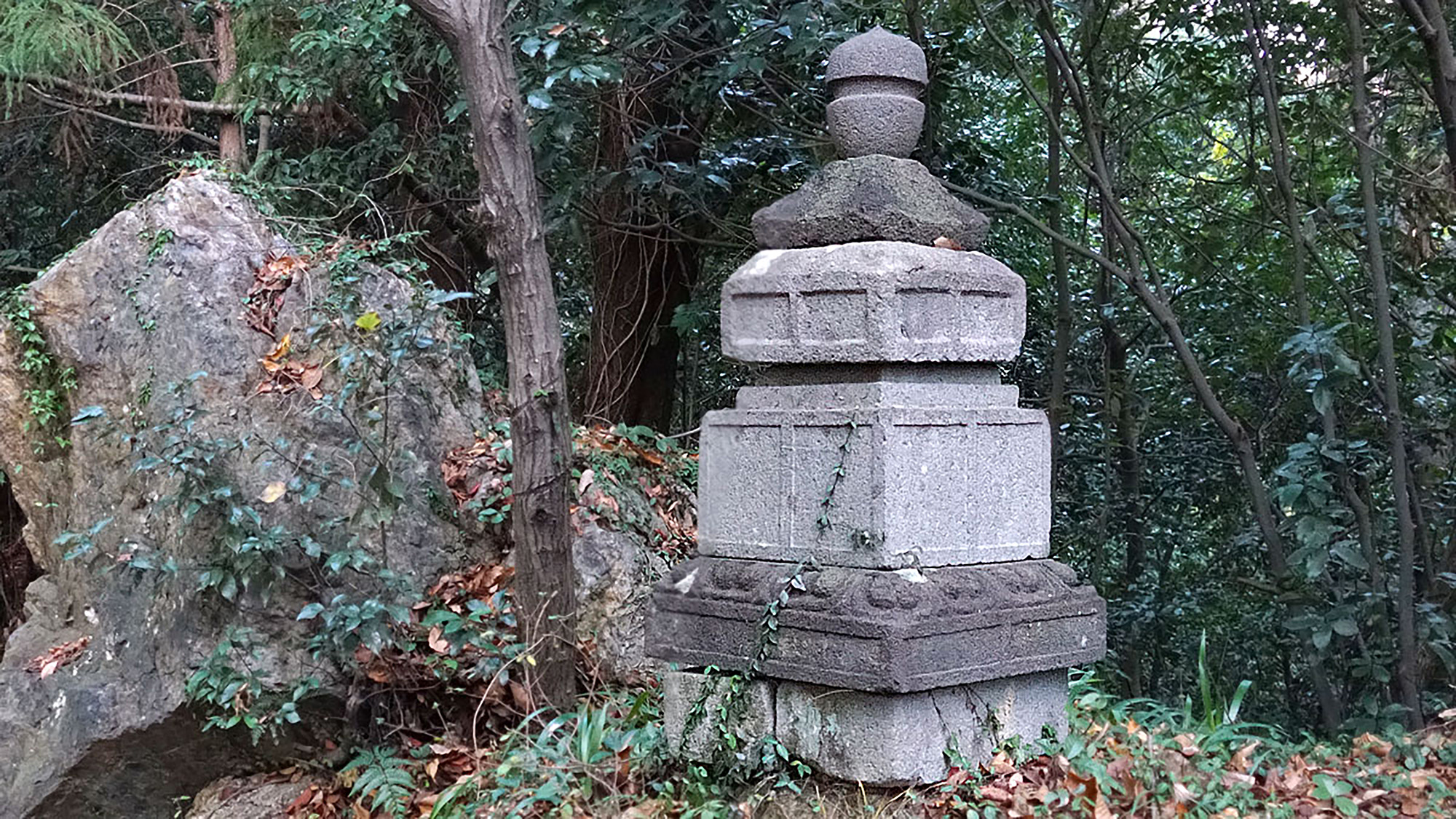 大岩山毘沙門天の栃木県指定文化財：石造層塔の写真