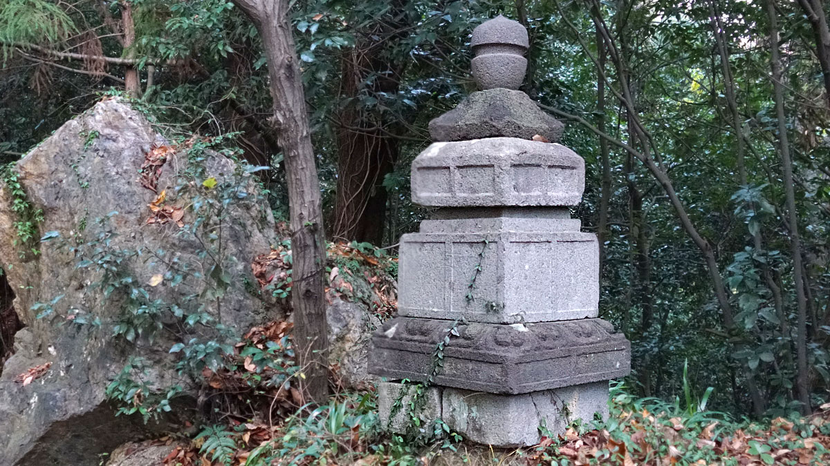 大岩山毘沙門天　石造層塔